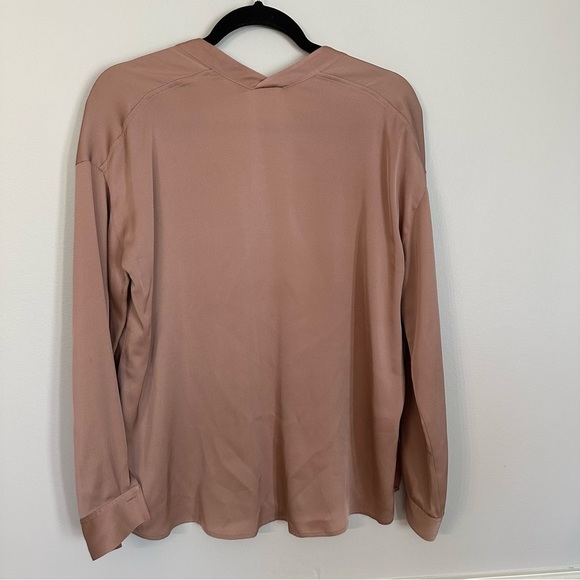 Vince. Women’s Tan Long Buttoned Sleeve Deep V-Neck Silk Blend Blouse Sz 2 GUC - Picture 9 of 9